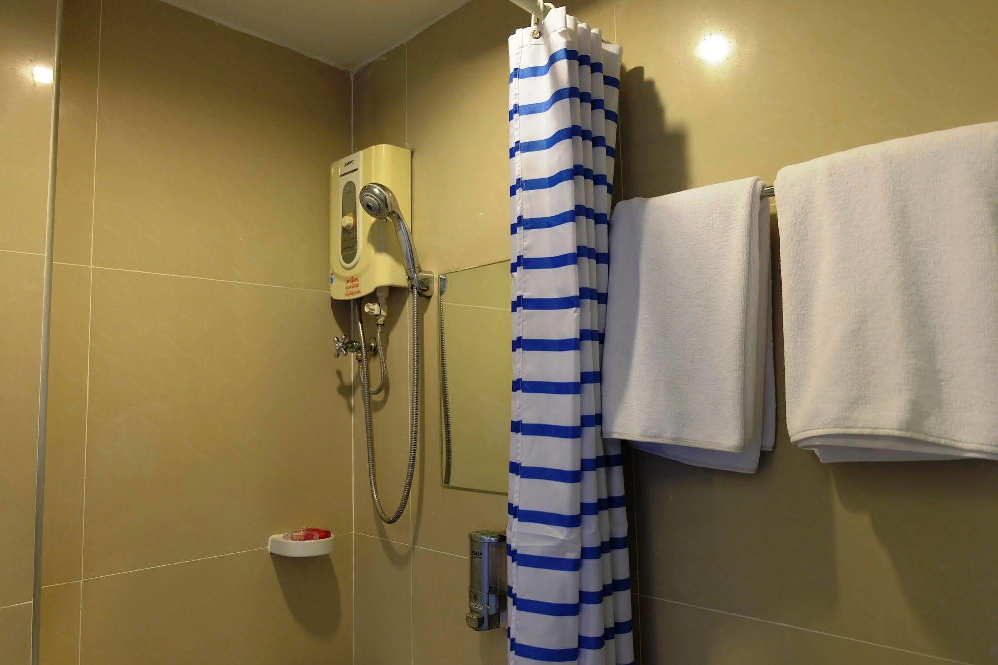 בנגקוק Take A Rest Hotel מראה חיצוני תמונה