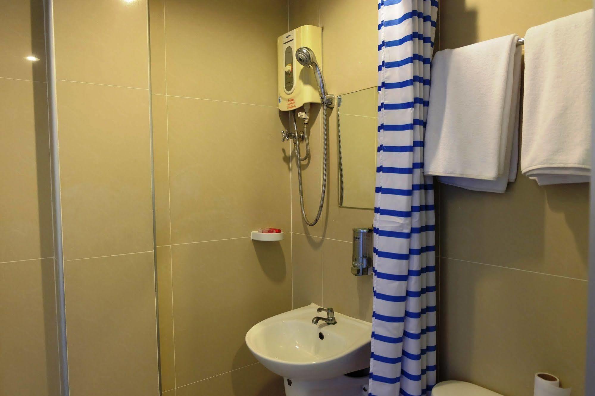 בנגקוק Take A Rest Hotel מראה חיצוני תמונה