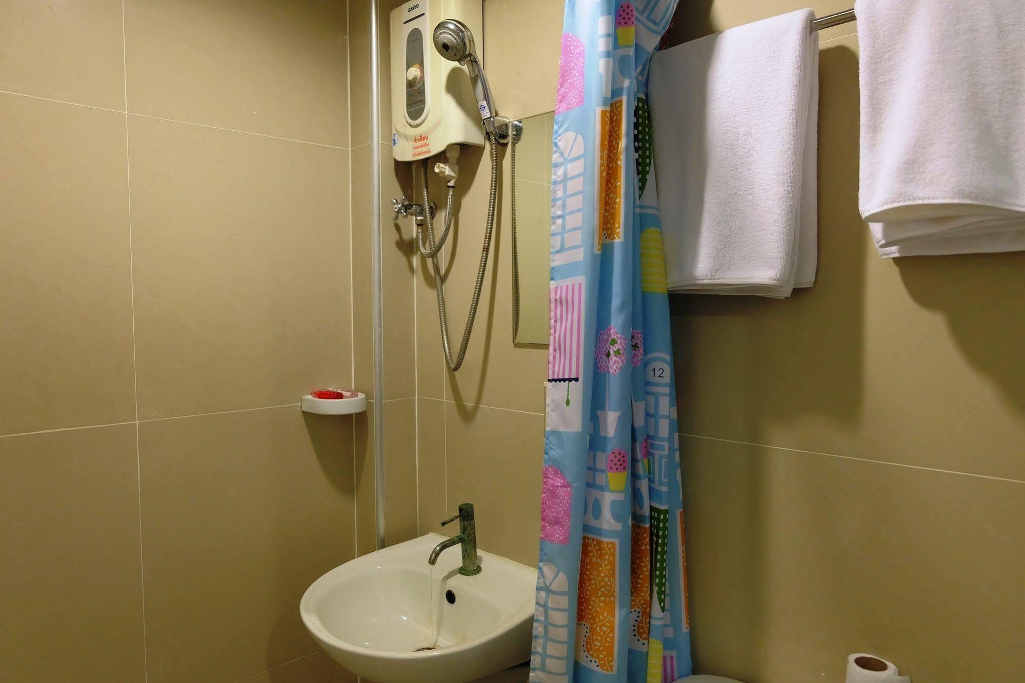 בנגקוק Take A Rest Hotel מראה חיצוני תמונה